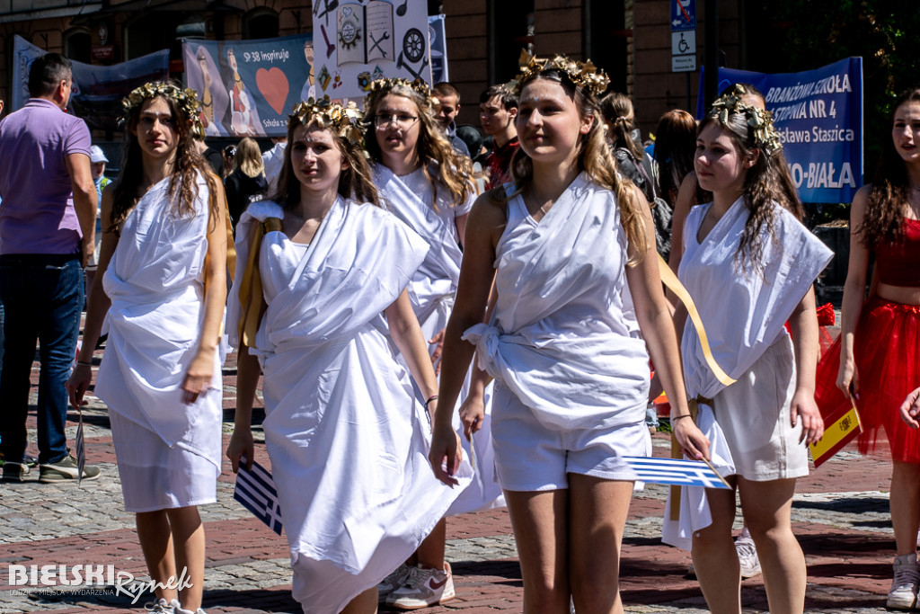 Barwny korowód podczas DNI BEZPIECZEŃSTWA, KULTURY RUCHU I RATOWNICTWA DROGOWEGO