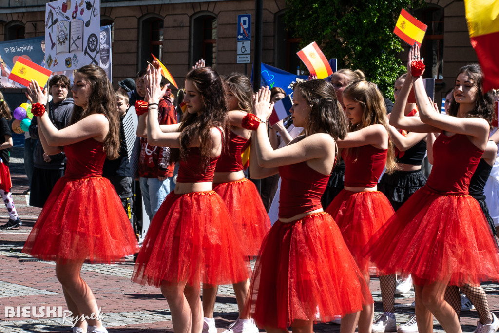 Barwny korowód podczas DNI BEZPIECZEŃSTWA, KULTURY RUCHU I RATOWNICTWA DROGOWEGO