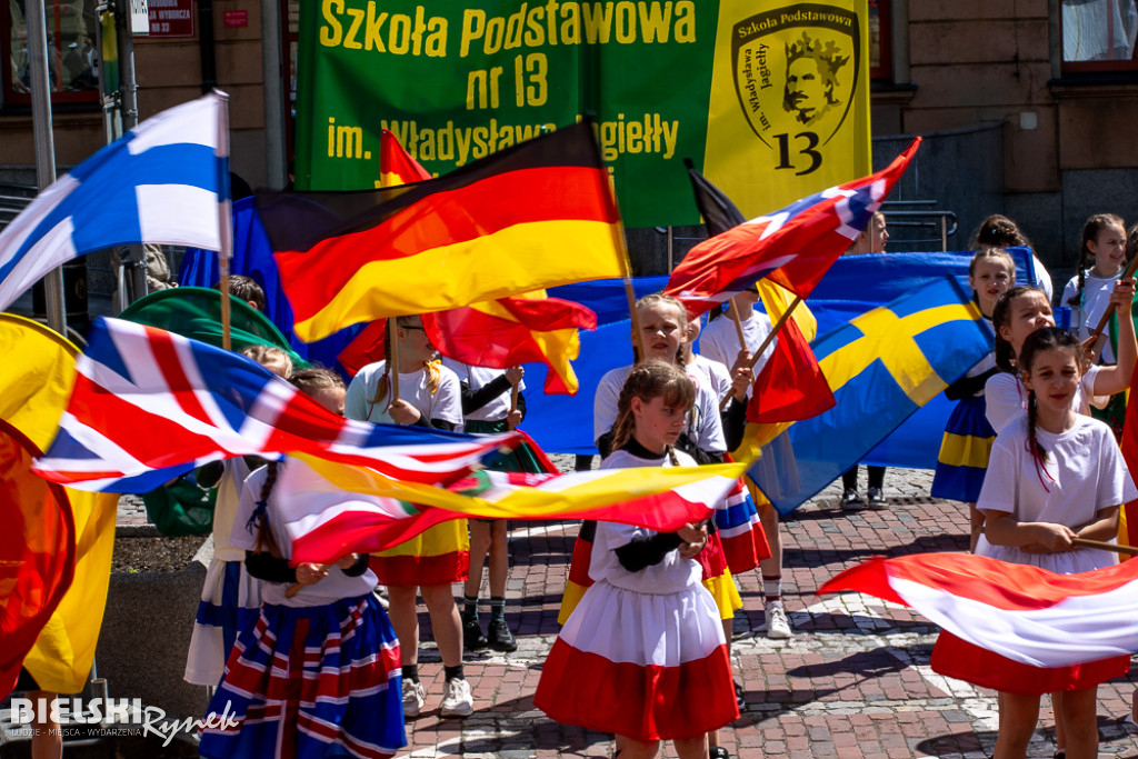 Barwny korowód podczas DNI BEZPIECZEŃSTWA, KULTURY RUCHU I RATOWNICTWA DROGOWEGO