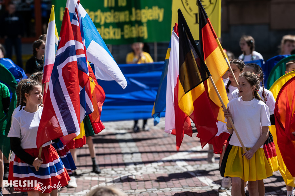 Barwny korowód podczas DNI BEZPIECZEŃSTWA, KULTURY RUCHU I RATOWNICTWA DROGOWEGO