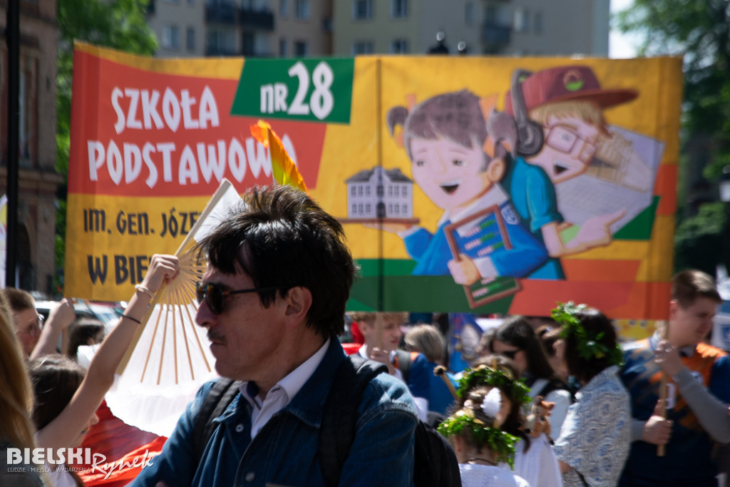 Barwny korowód podczas DNI BEZPIECZEŃSTWA, KULTURY RUCHU I RATOWNICTWA DROGOWEGO