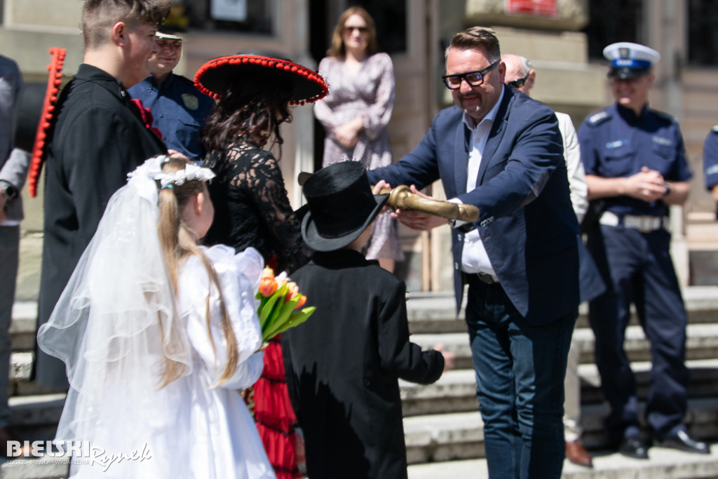Barwny korowód podczas DNI BEZPIECZEŃSTWA, KULTURY RUCHU I RATOWNICTWA DROGOWEGO