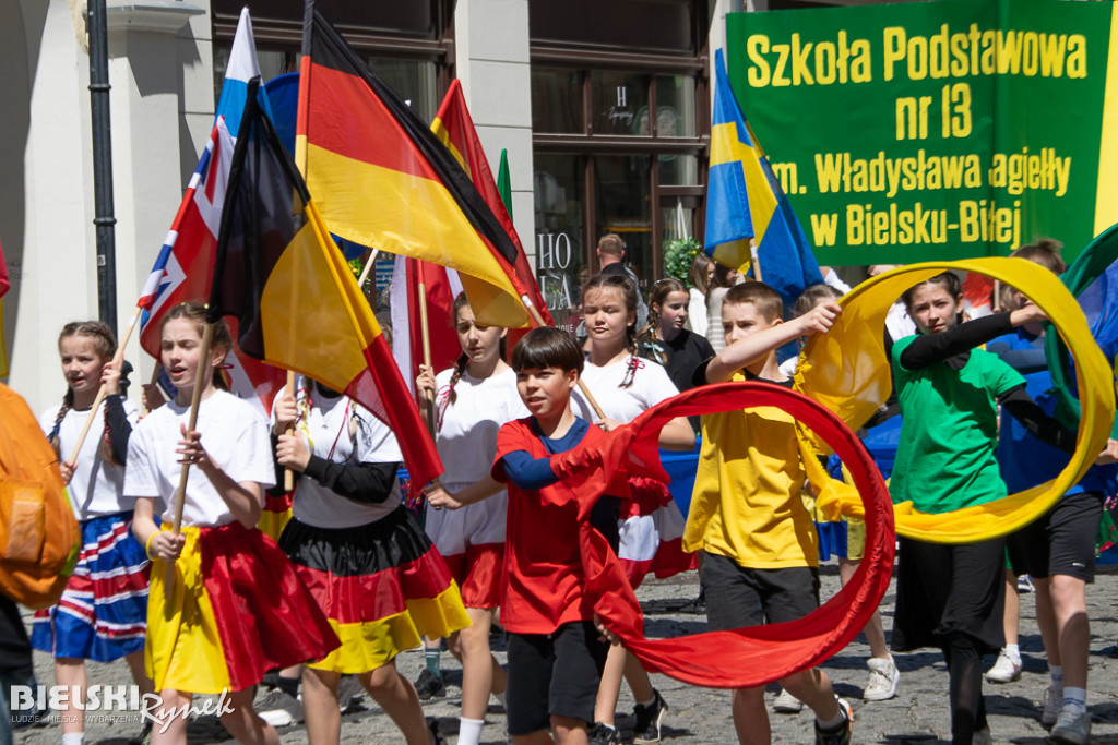 Barwny korowód podczas DNI BEZPIECZEŃSTWA, KULTURY RUCHU I RATOWNICTWA DROGOWEGO