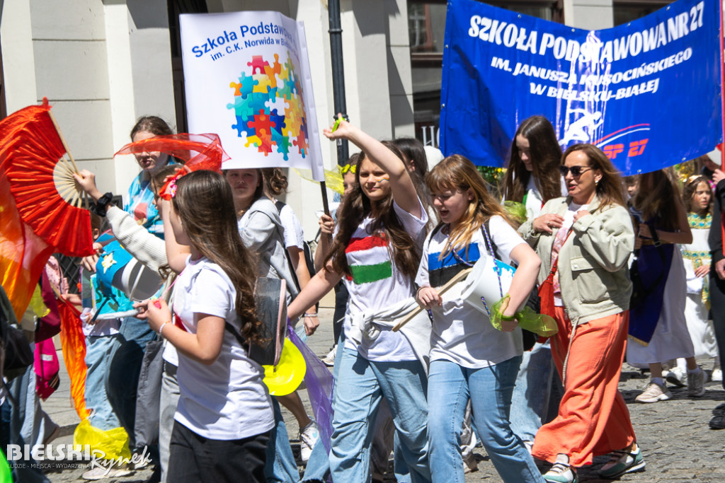 Barwny korowód podczas DNI BEZPIECZEŃSTWA, KULTURY RUCHU I RATOWNICTWA DROGOWEGO