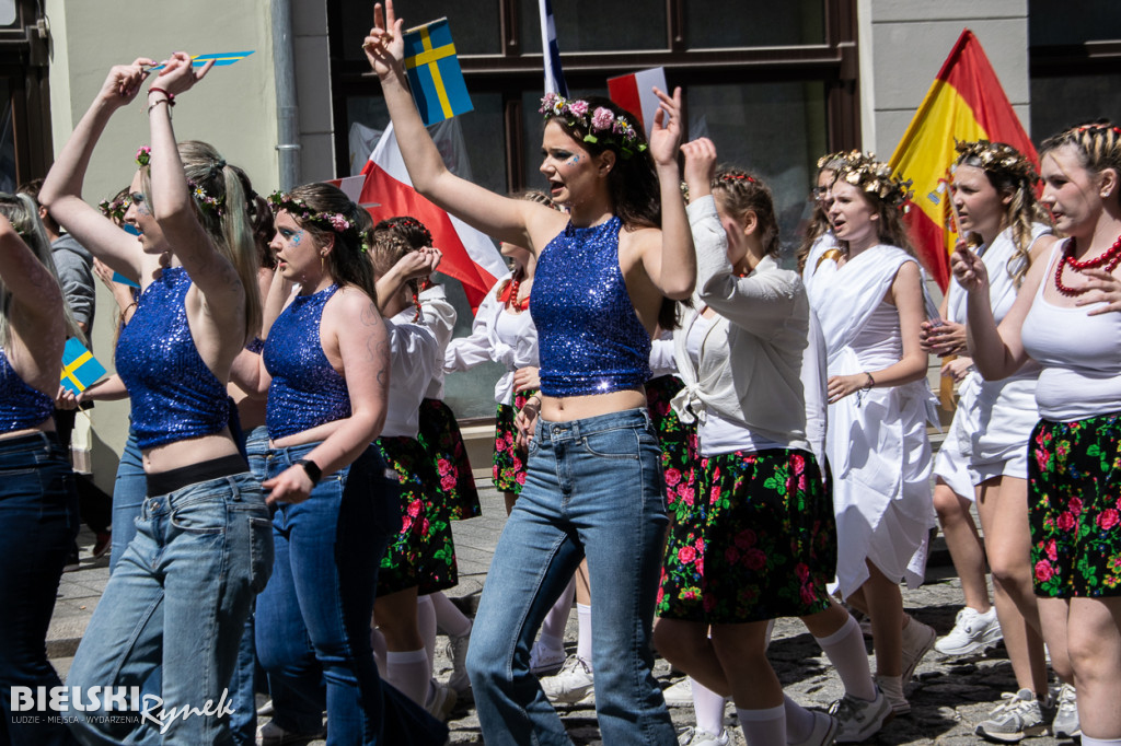 Barwny korowód podczas DNI BEZPIECZEŃSTWA, KULTURY RUCHU I RATOWNICTWA DROGOWEGO