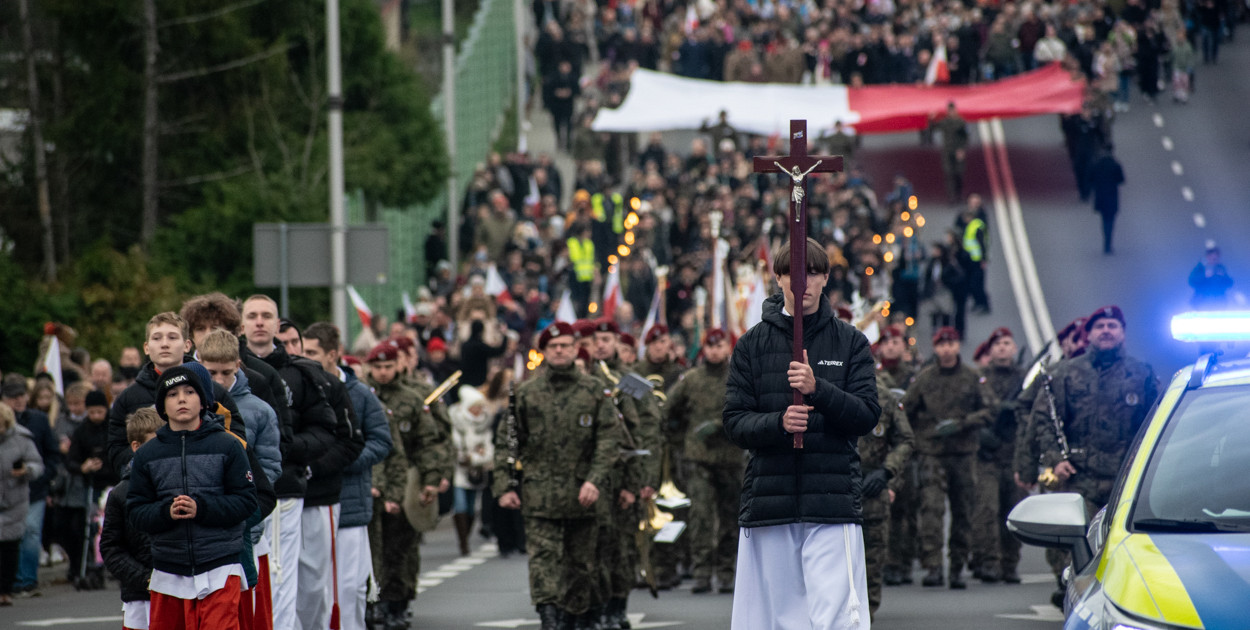 Święto Niepodległości - przemarsz na cmentarz wojskowy