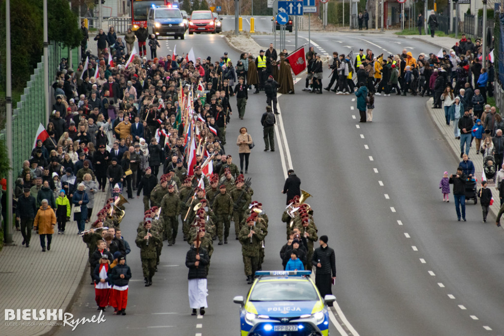 Święto Niepodległości - przemarsz na cmentarz wojskowy
