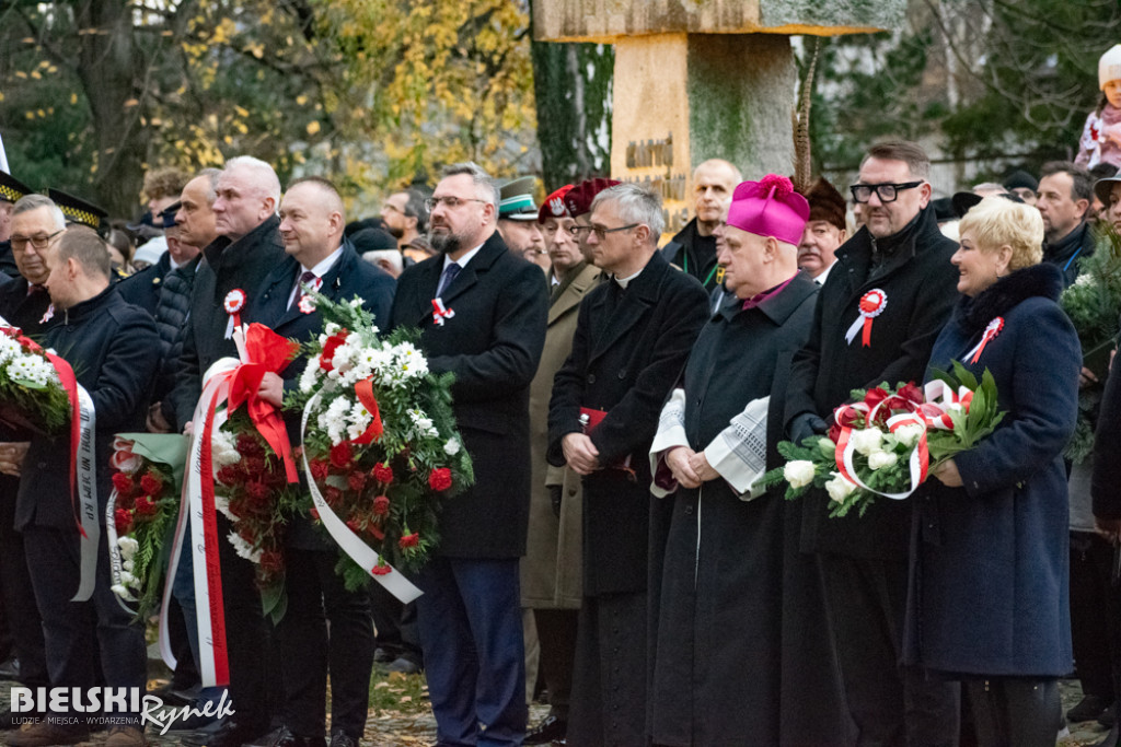Święto Niepodległości - przemarsz na cmentarz wojskowy