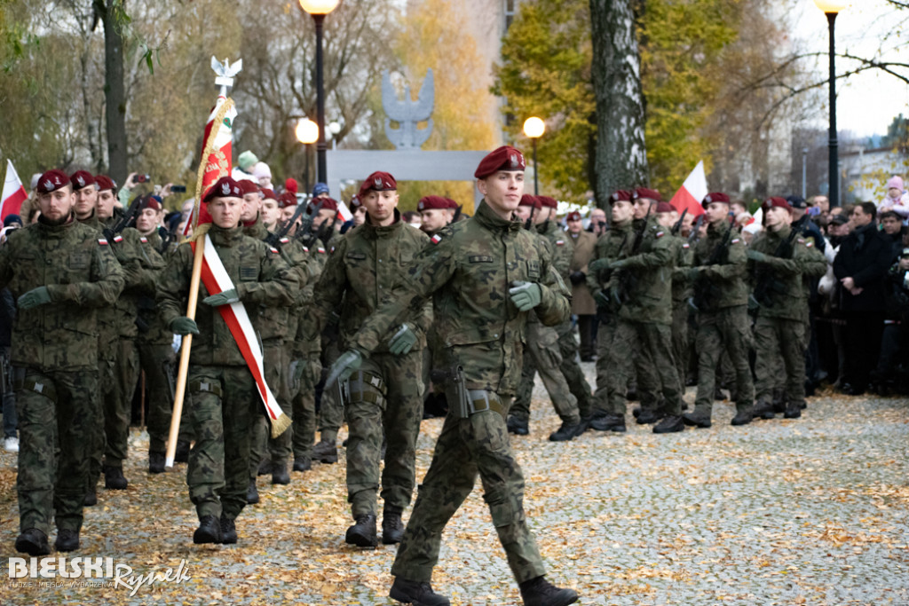 Święto Niepodległości - przemarsz na cmentarz wojskowy