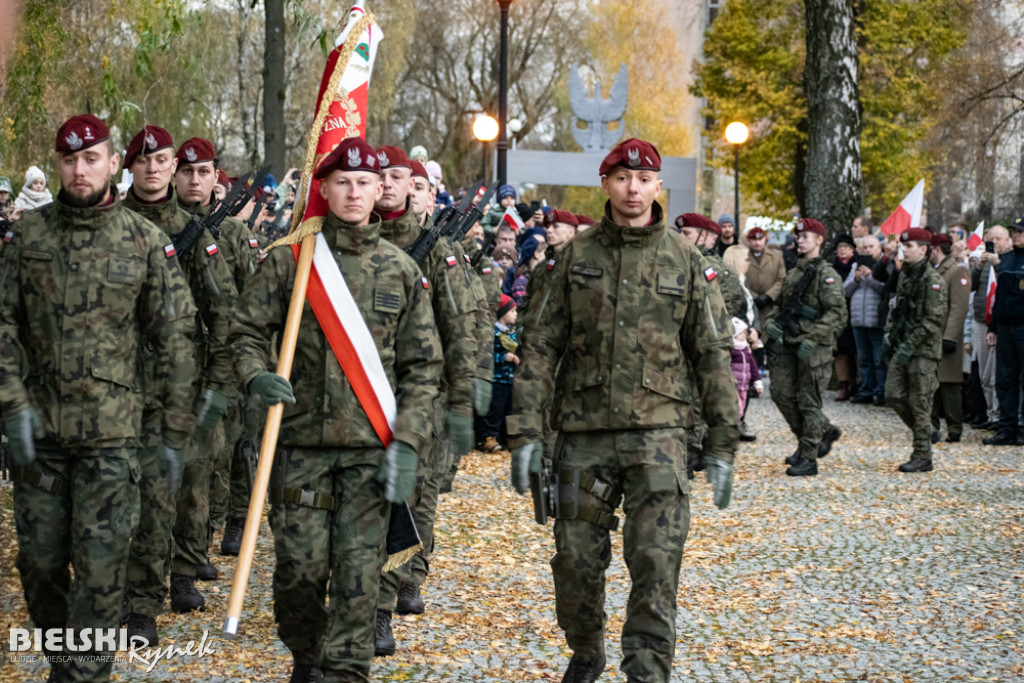 Święto Niepodległości - przemarsz na cmentarz wojskowy