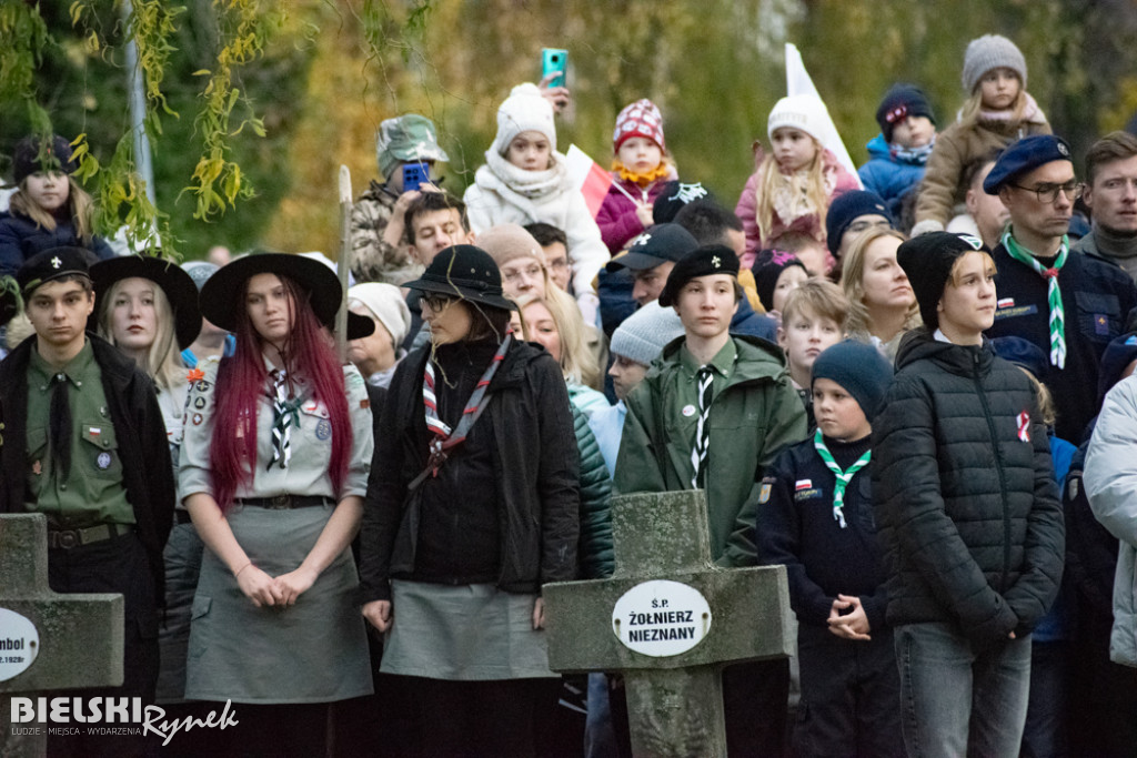 Święto Niepodległości - przemarsz na cmentarz wojskowy