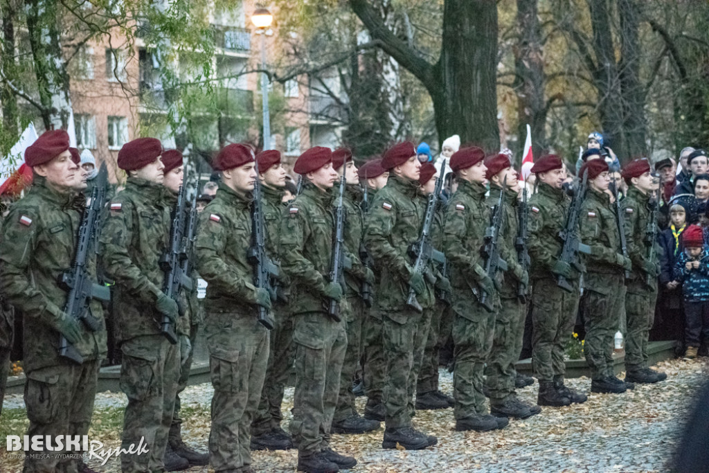Święto Niepodległości - przemarsz na cmentarz wojskowy