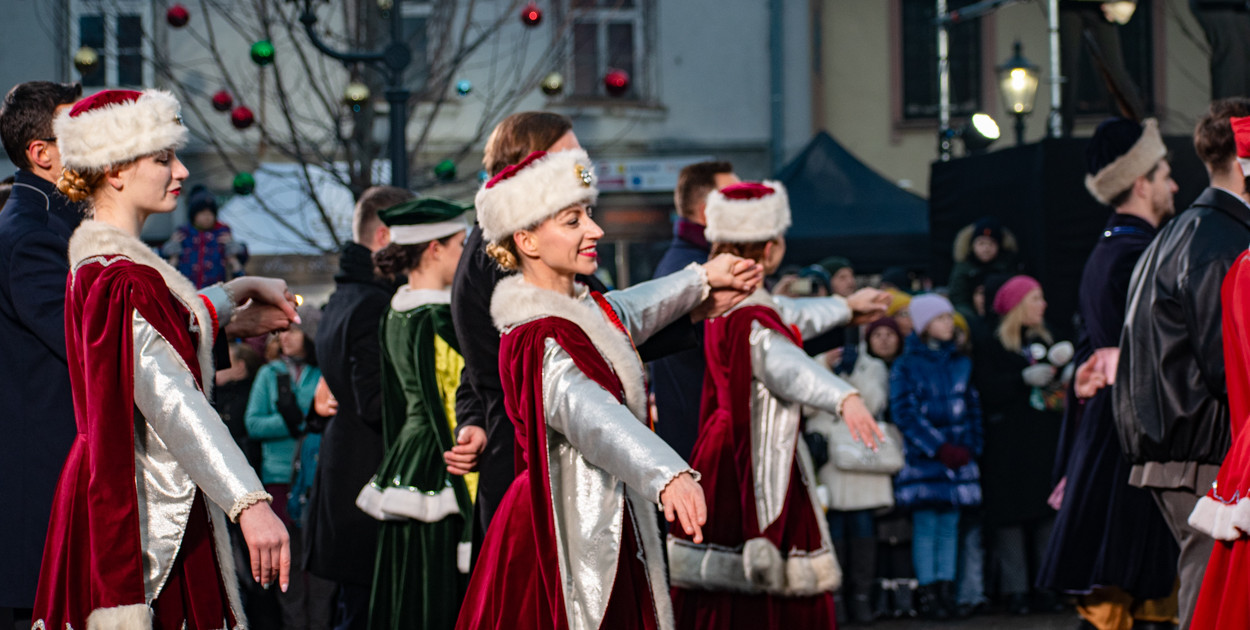 Polonez na placu Wojska Polskiego I barwne korowody