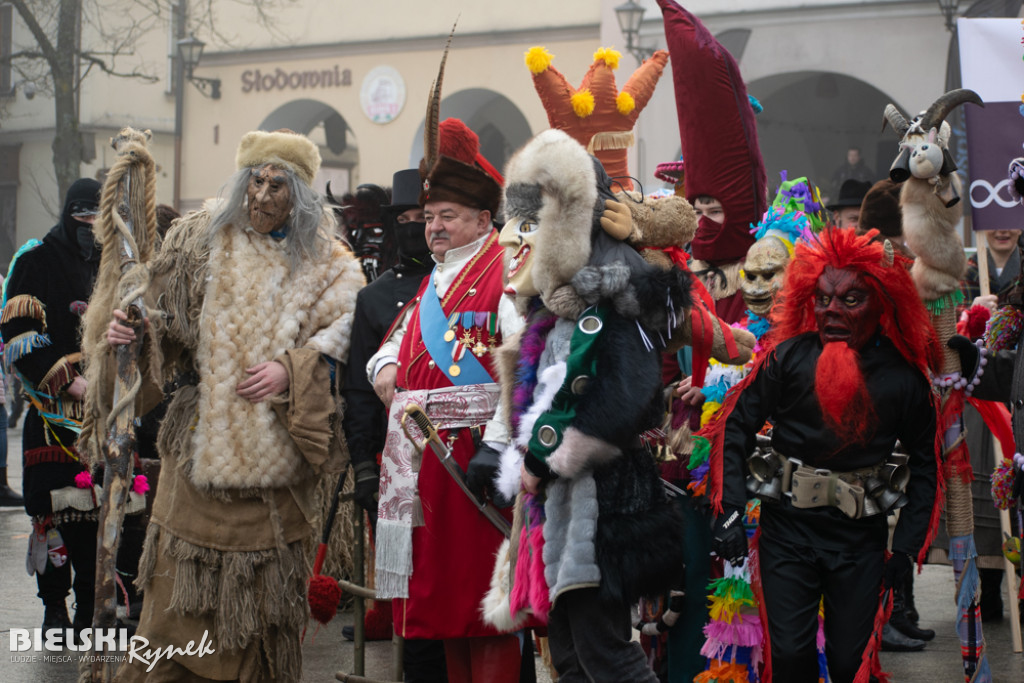 Polonez na placu Wojska Polskiego I barwne korowody