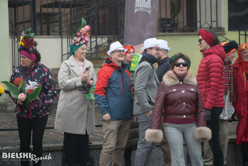 Polonez na placu Wojska Polskiego I barwne korowody