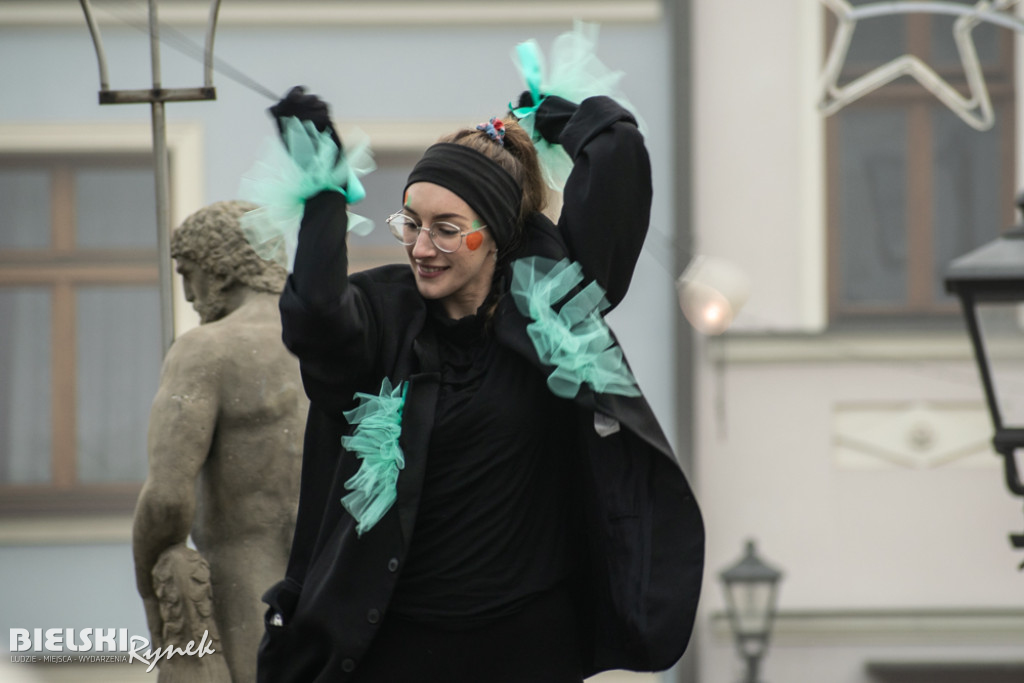 Polonez na placu Wojska Polskiego I barwne korowody