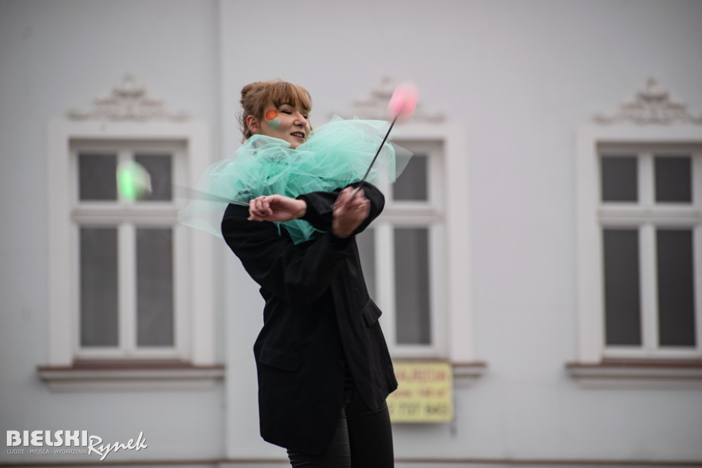 Polonez na placu Wojska Polskiego I barwne korowody