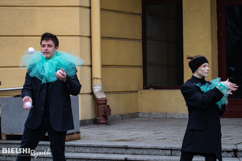 Polonez na placu Wojska Polskiego I barwne korowody