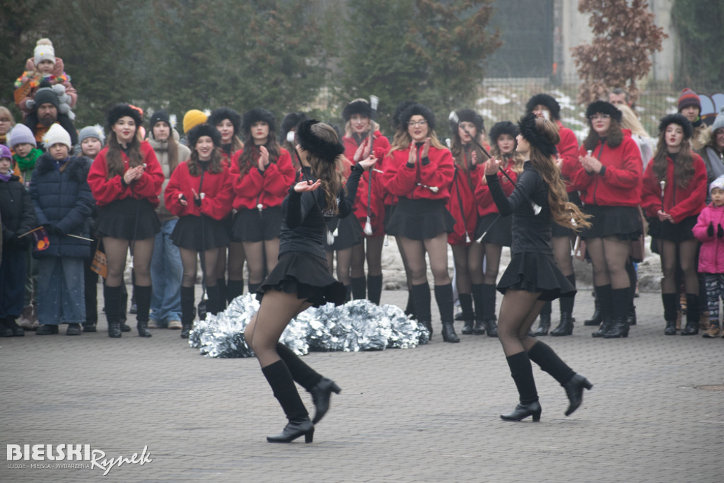 Polonez na placu Wojska Polskiego I barwne korowody