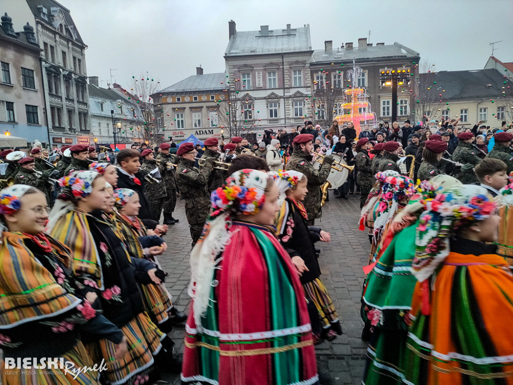 Polonez na placu Wojska Polskiego I barwne korowody