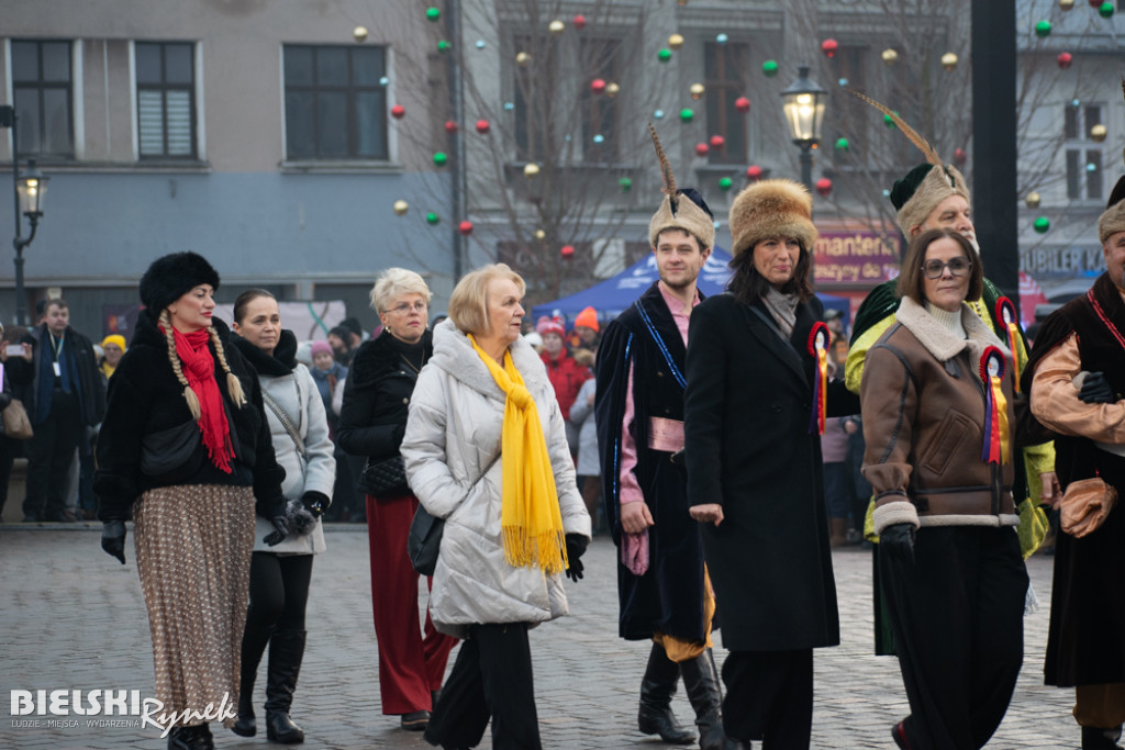 Polonez na placu Wojska Polskiego I barwne korowody