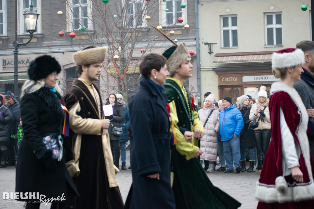 Polonez na placu Wojska Polskiego I barwne korowody