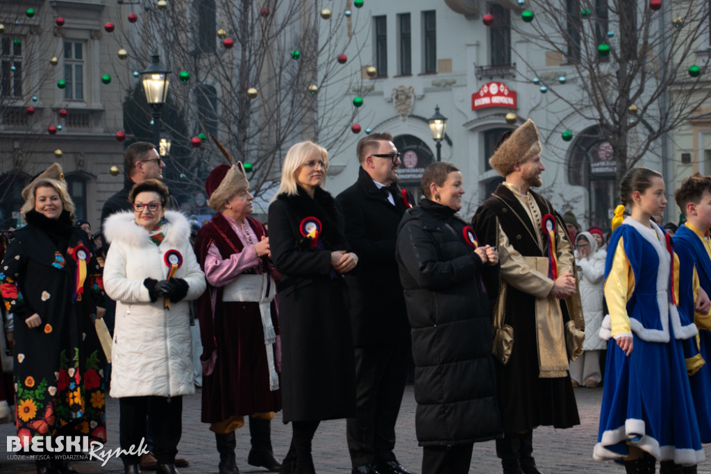Polonez na placu Wojska Polskiego I barwne korowody