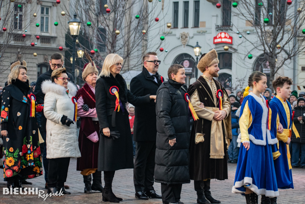 Polonez na placu Wojska Polskiego I barwne korowody