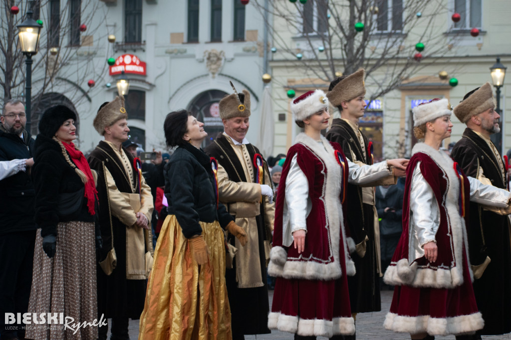 Polonez na placu Wojska Polskiego I barwne korowody