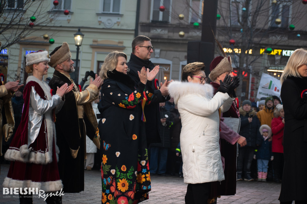 Polonez na placu Wojska Polskiego I barwne korowody
