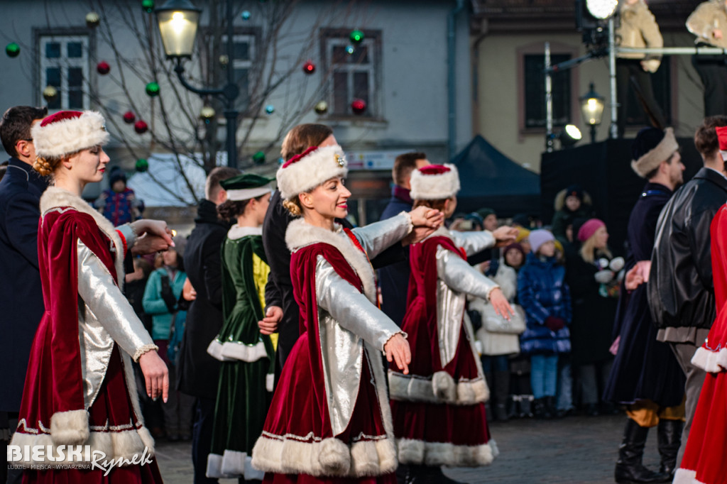 Polonez na placu Wojska Polskiego I barwne korowody