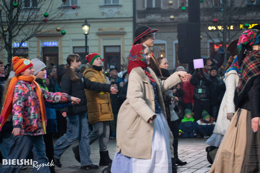 Polonez na placu Wojska Polskiego I barwne korowody