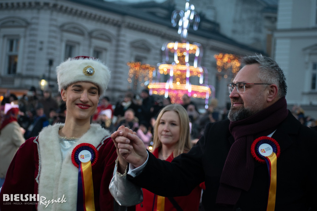 Polonez na placu Wojska Polskiego I barwne korowody