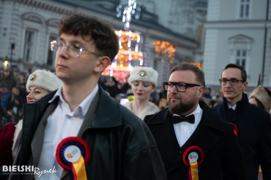 Polonez na placu Wojska Polskiego I barwne korowody