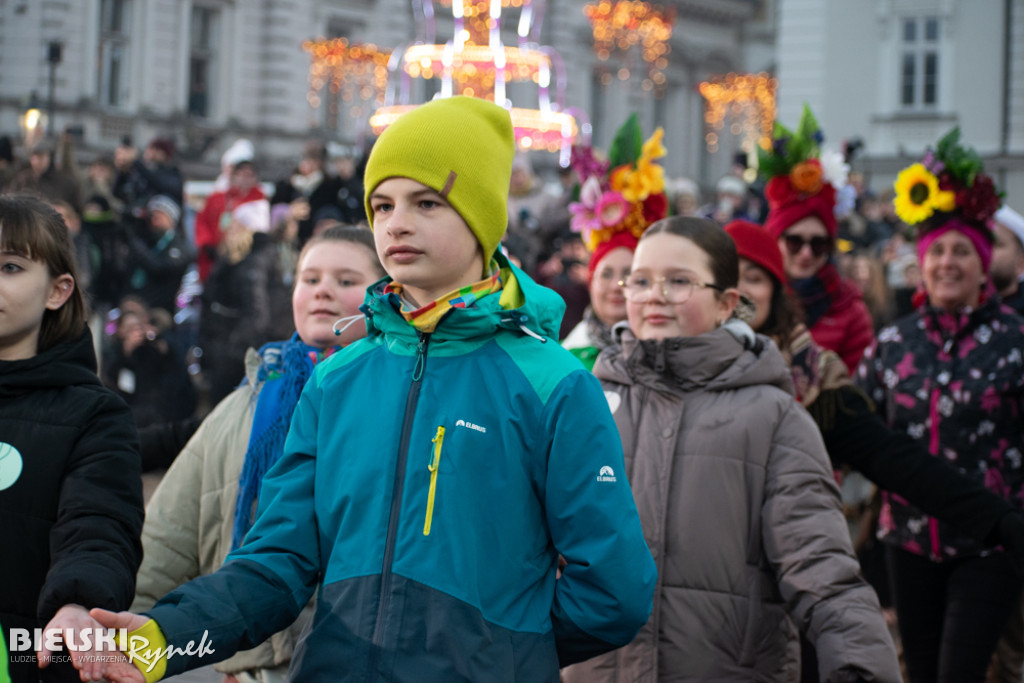 Polonez na placu Wojska Polskiego I barwne korowody