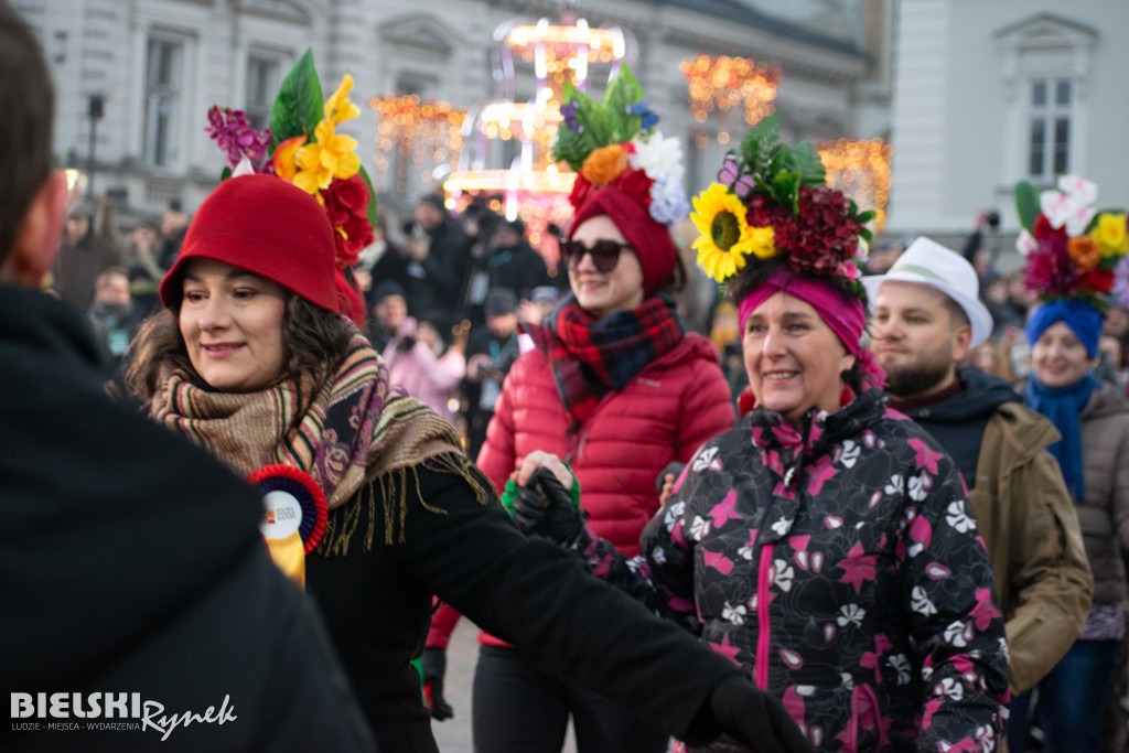 Polonez na placu Wojska Polskiego I barwne korowody