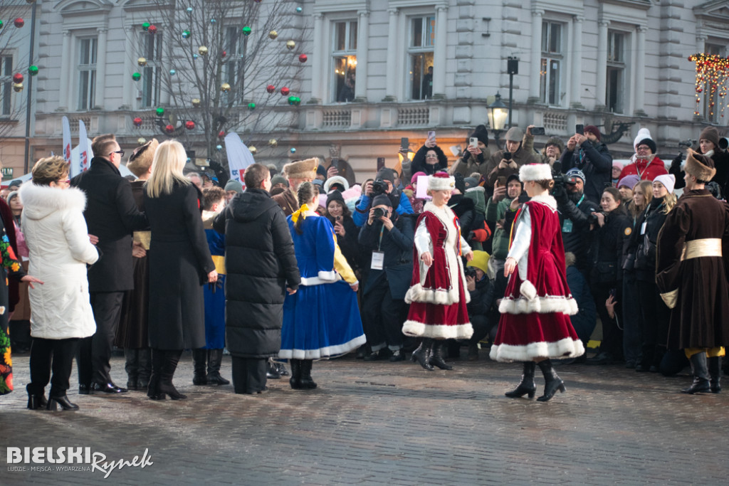 Polonez na placu Wojska Polskiego I barwne korowody