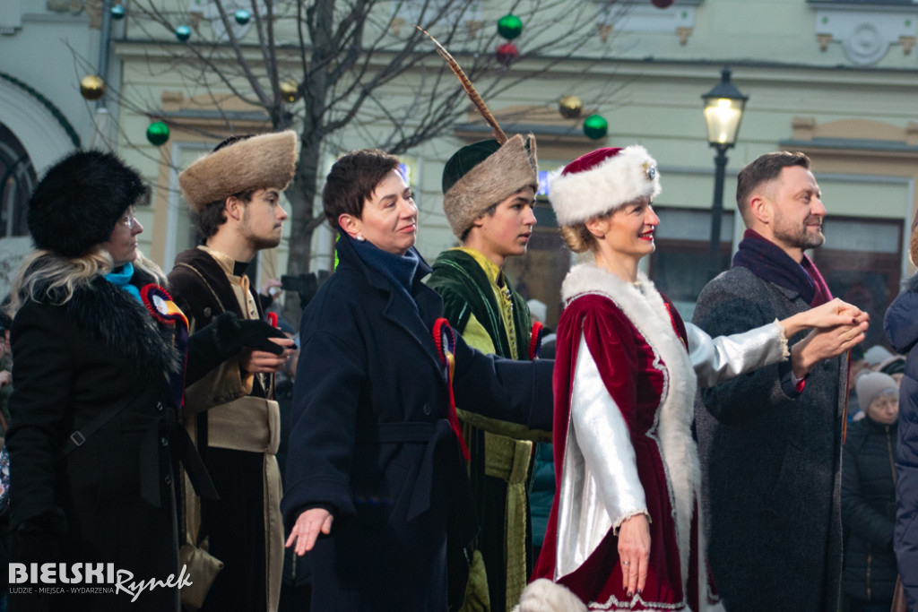 Polonez na placu Wojska Polskiego I barwne korowody