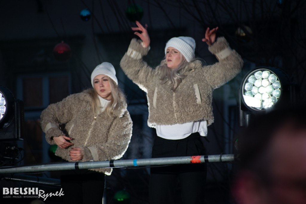 Polonez na placu Wojska Polskiego I barwne korowody