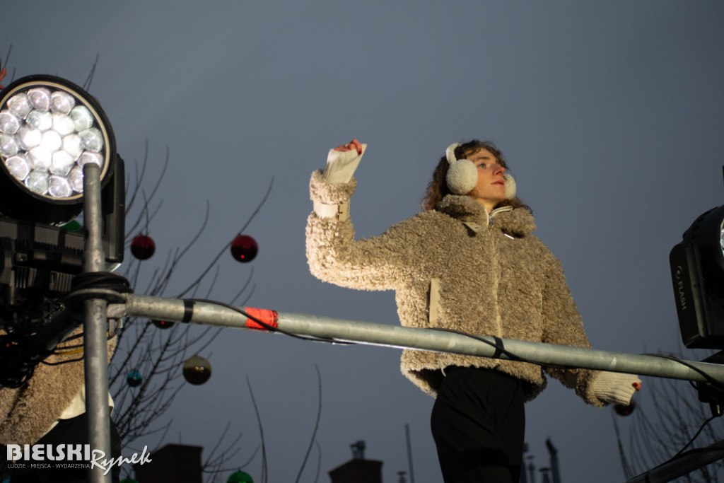 Polonez na placu Wojska Polskiego I barwne korowody