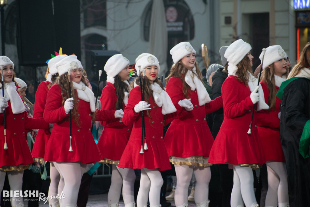 Polonez na placu Wojska Polskiego I barwne korowody