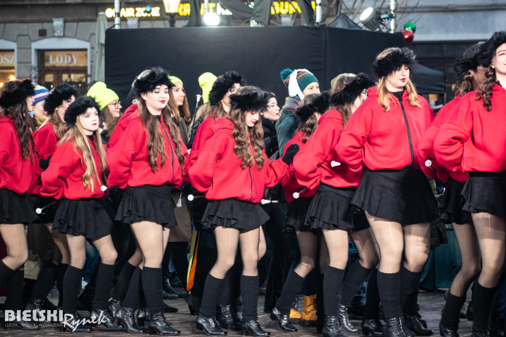 Polonez na placu Wojska Polskiego I barwne korowody