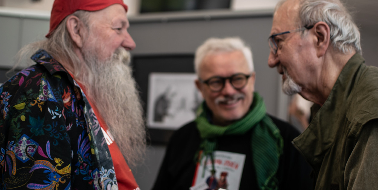 Spotkanie na żółtej sofie i galeria rysunków Henryka Cebuli