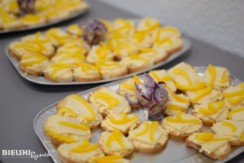 Spotkanie na żółtej sofie i galeria rysunków Henryka Cebuli