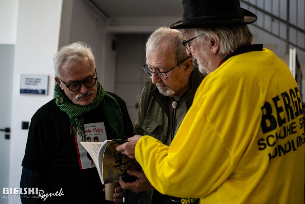 Spotkanie na żółtej sofie i galeria rysunków Henryka Cebuli