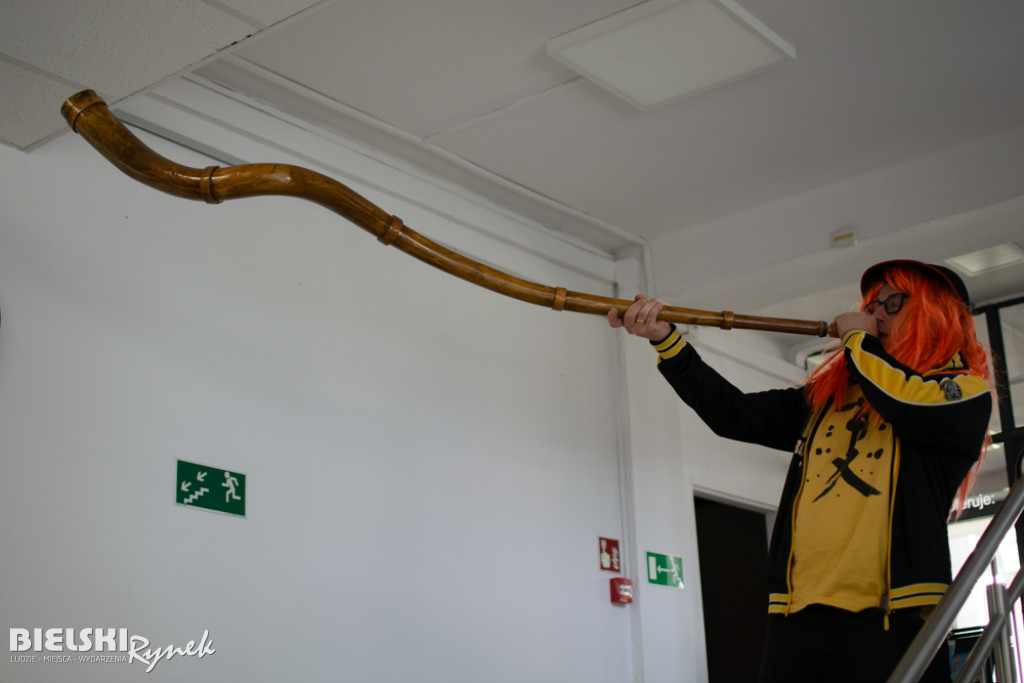 Spotkanie na żółtej sofie i galeria rysunków Henryka Cebuli