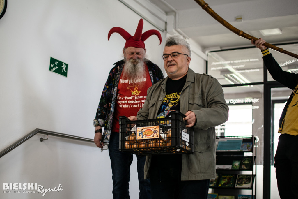 Spotkanie na żółtej sofie i galeria rysunków Henryka Cebuli