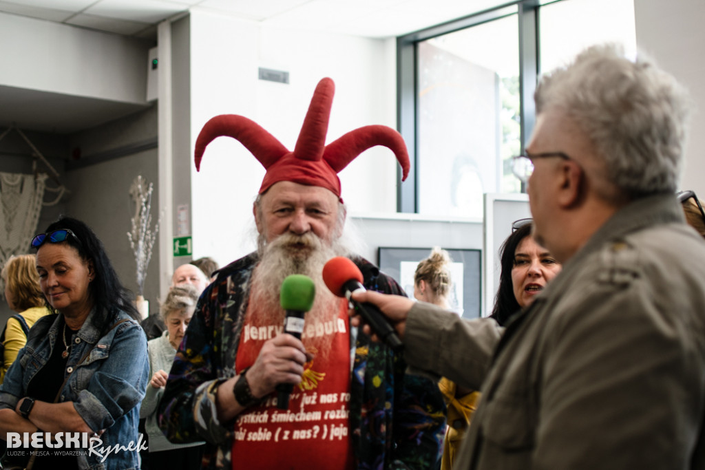 Spotkanie na żółtej sofie i galeria rysunków Henryka Cebuli
