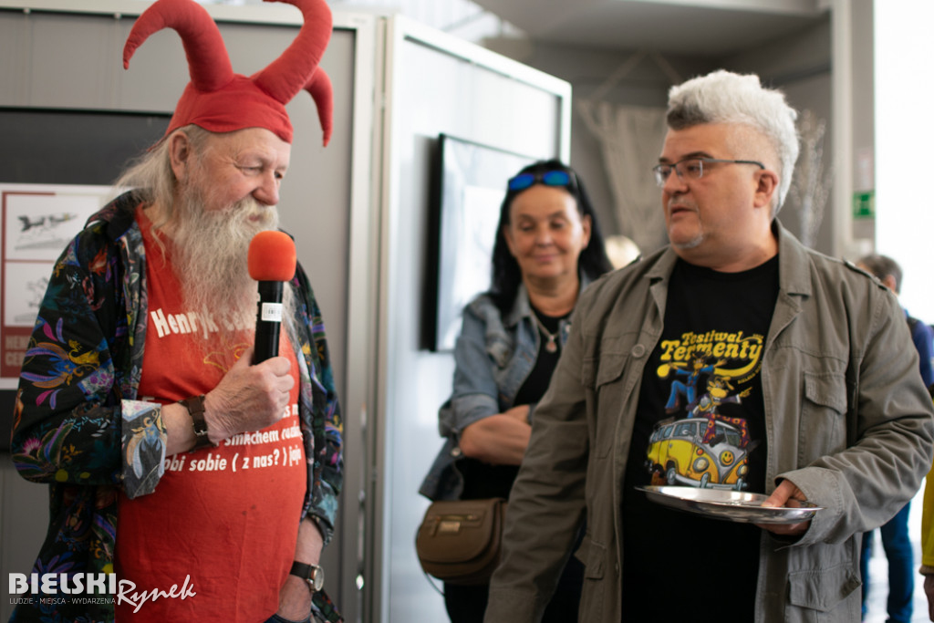 Spotkanie na żółtej sofie i galeria rysunków Henryka Cebuli