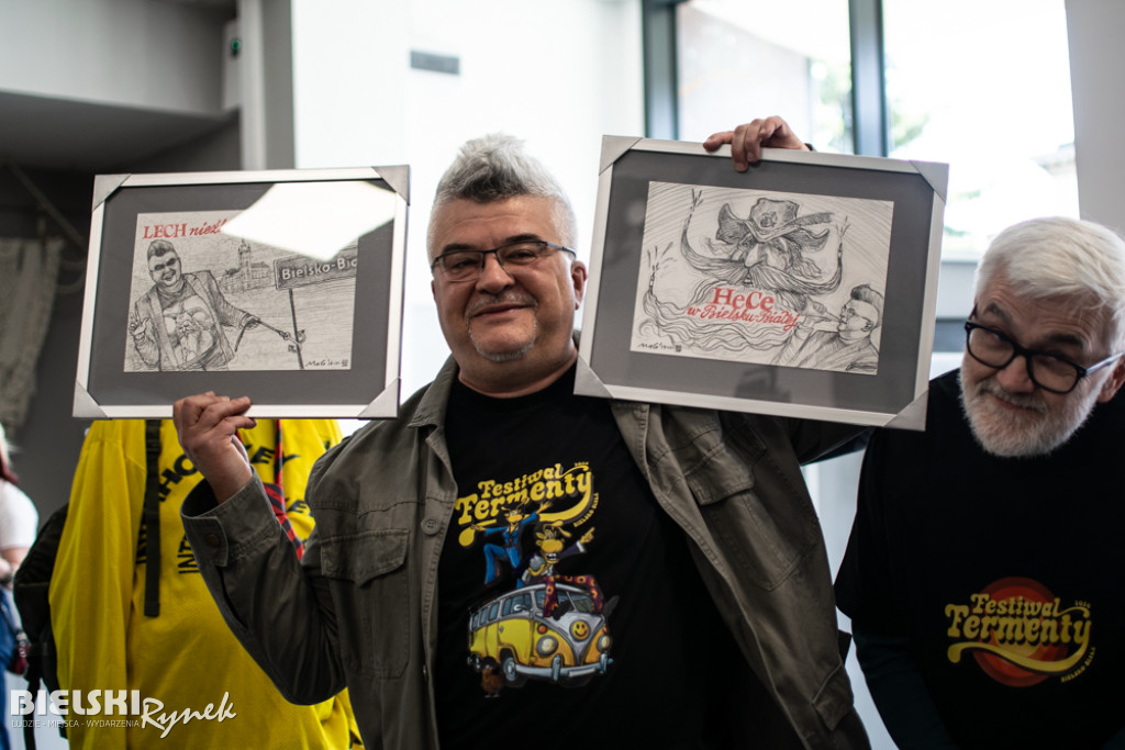 Spotkanie na żółtej sofie i galeria rysunków Henryka Cebuli